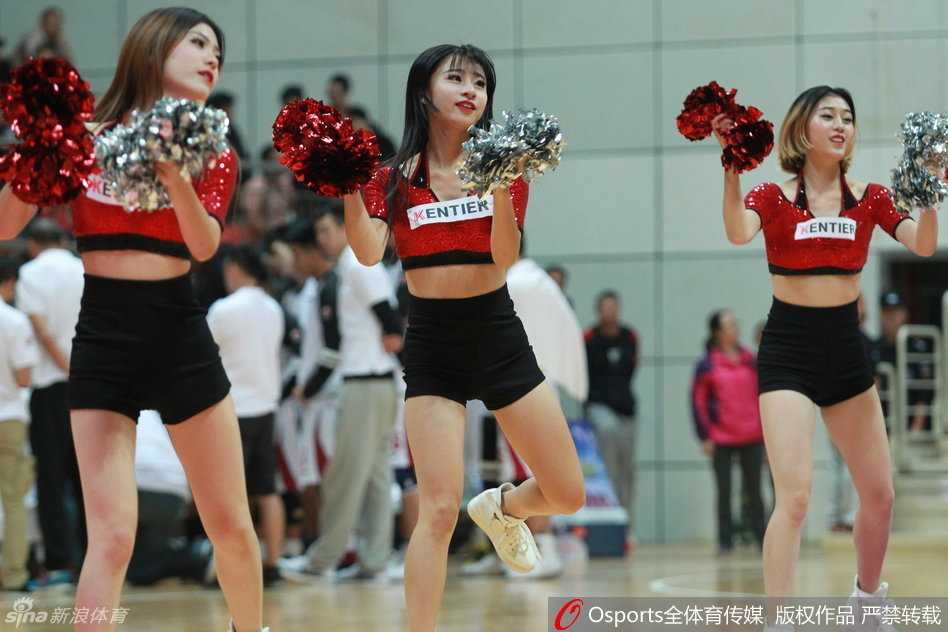 终场哨响，啦啦队员们在赛后向观众致意，眼神中充满对球队胜利的渴望与对篮球运动的热爱