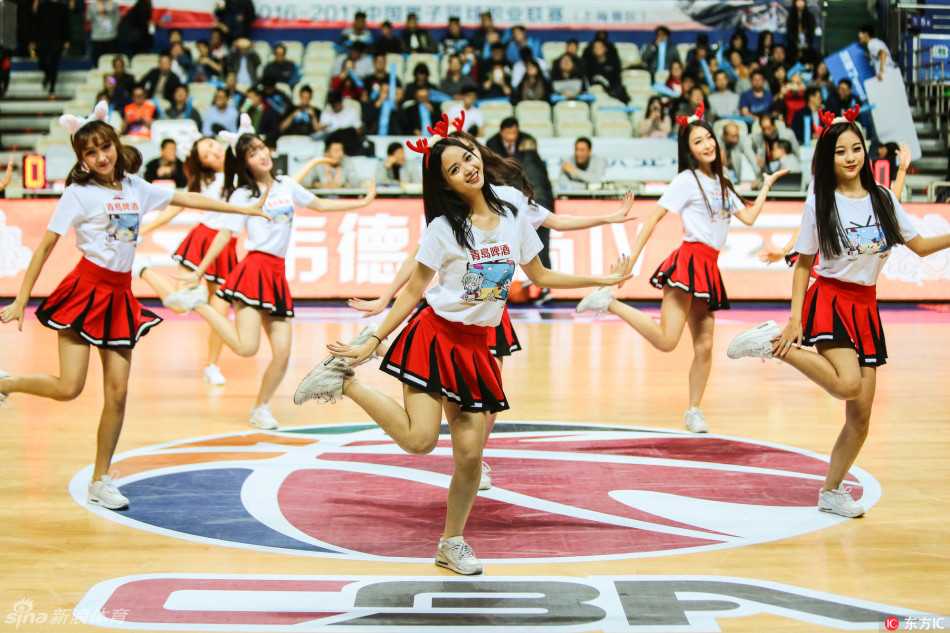一名拉拉队员高举双手尽情舞动，飞扬的发丝和灿烂的笑容比场上的比分更让人心动