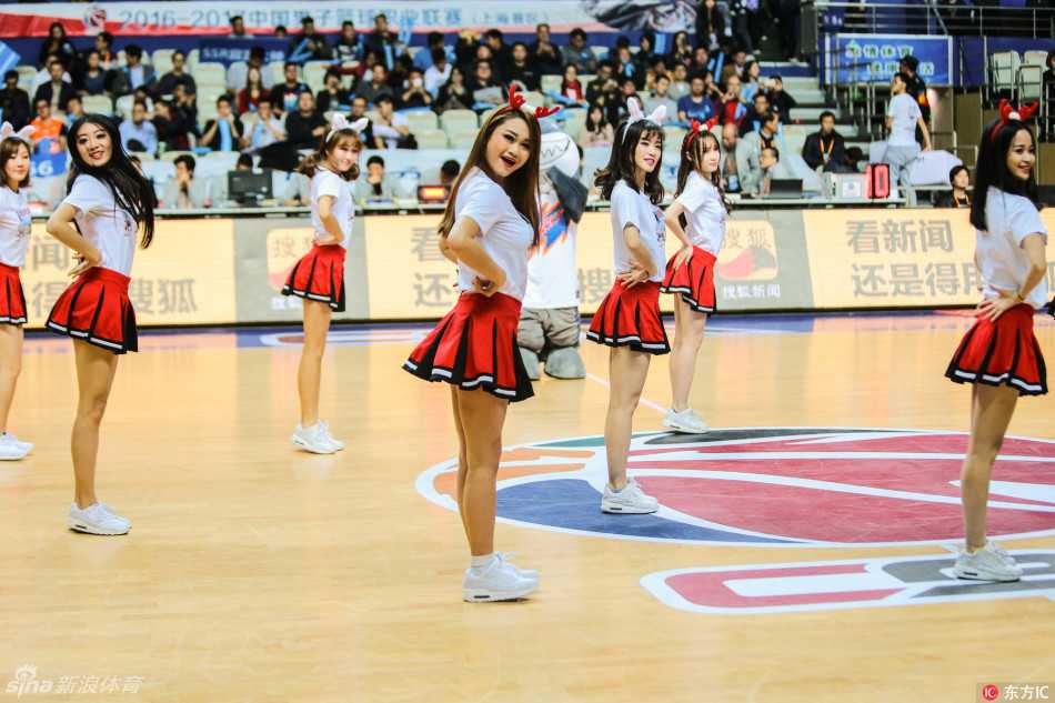 镜头拉近，一位宝贝对着镜头比出胜利手势，弯弯的笑眼和甜美的酒窝充满了感染力