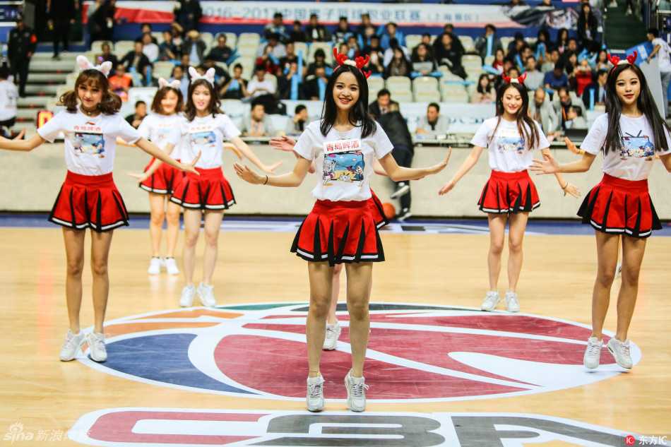 身着红白短裙的拉拉宝贝回眸一笑，马尾辫随着俏皮的舞步在空中划出活力弧线