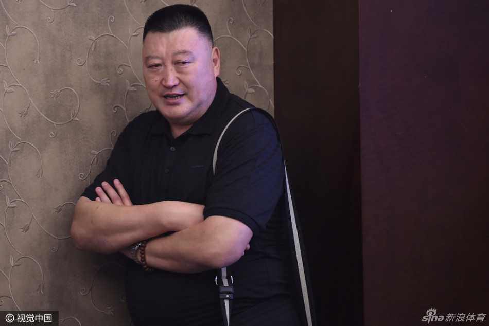 CBA新赛季启航,众名帅与篮协高层齐聚一堂展望未来 篮协领导信兰成在发布会上发表讲话,他表情凝重,正对中国篮球的长远发展和新赛季的备战工作提出殷切期望。