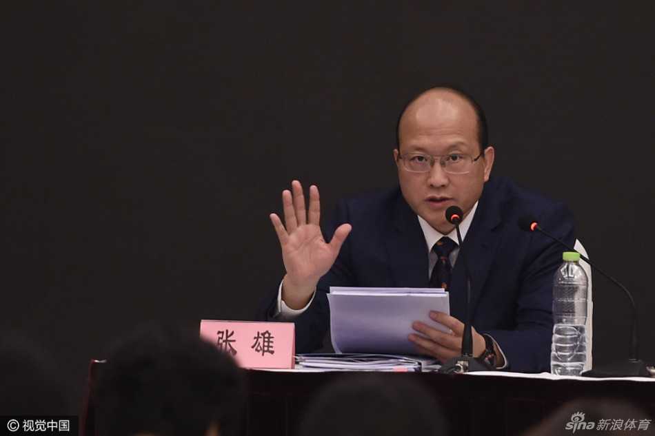 CBA新赛季启航,众名帅与篮协高层齐聚一堂展望未来 冠军教头李春江在发布会现场与熟人交谈,虽然面带笑意但眉宇间依然透露出铁帅的威严与霸气。