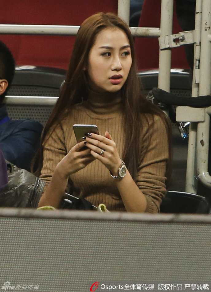 CBA最美太太陈露:从T台模特到赛场边最暖的星光 在比赛胶着的时刻,陈露紧盯着赛场上的动向,眼神中流露出一丝紧张与期待,双手轻轻合十,仿佛在为丈夫和北京队的每一次进攻默默祈祷。