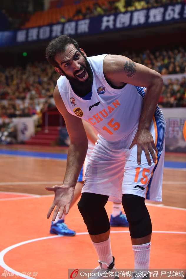 场边的江苏外援奥登身穿便服，神情落寞地坐在替补席上，眼神空洞地望着场内，手指上的护具提醒着人们他正遭受伤病的困扰。