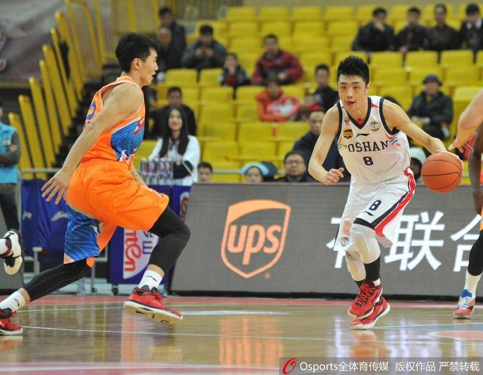 佛山队抢下篮板后迅速反击，球员们如潮水般奔袭前场，掀起快打旋风的进攻狂潮