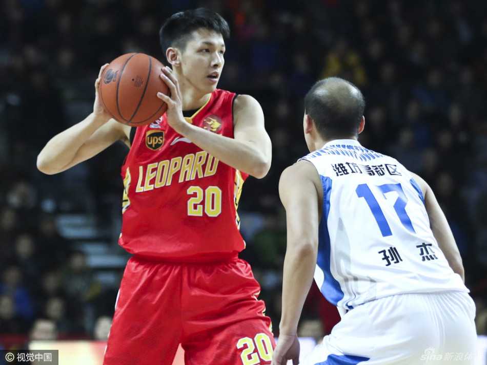 浙江队外援沃伦在双加时的鏖战中体力透支，但他依然咬紧牙关控球推进，眼神中充满了对胜利的渴望与坚毅。