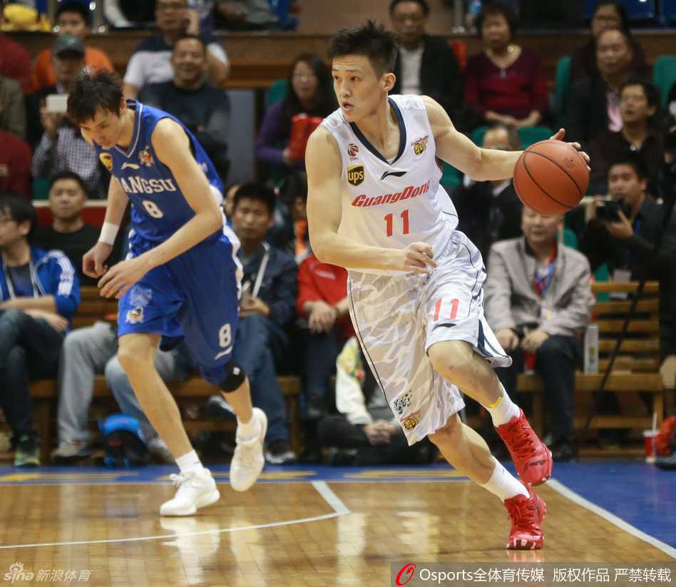 江苏队老将胡雪峰组织进攻，他从容不迫地运球，指挥着队友跑位，眼神犀利地观察着广东队的防守漏洞。