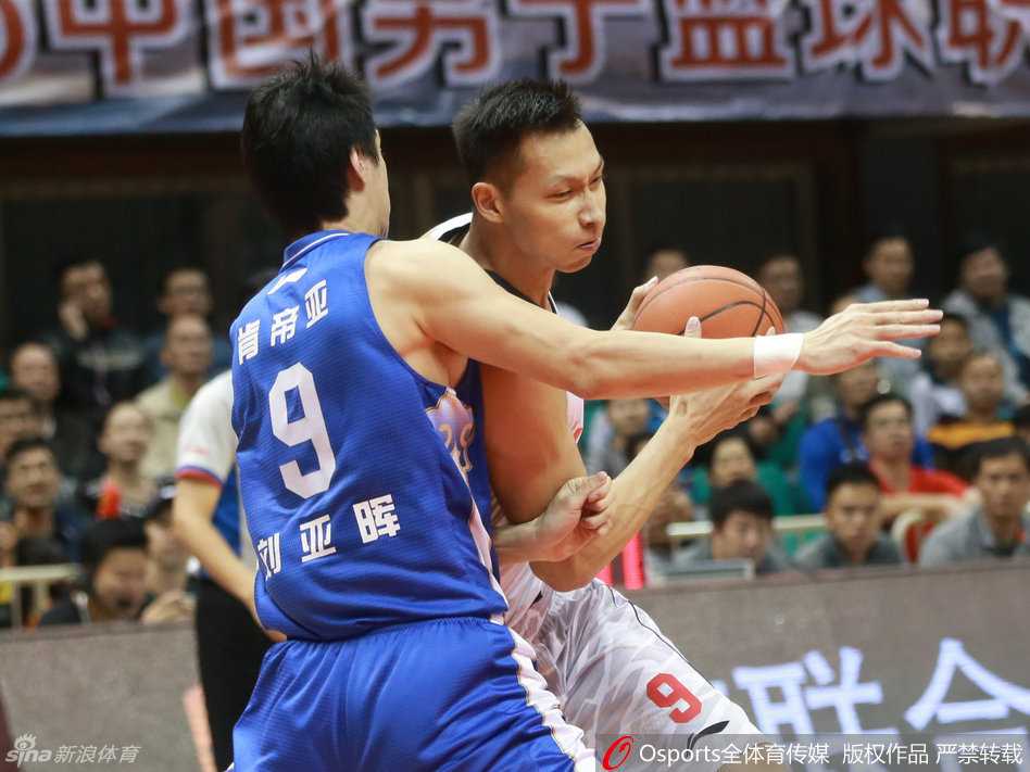 广东宏远队核心易建联在篮下遭遇严防死守，他目光如炬，坚定地持球准备强攻，内线火药味十足。