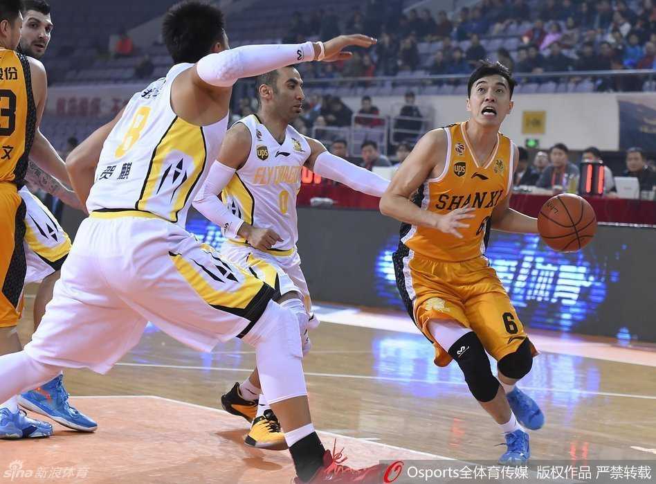 刘晓宇在外线果断三分出手，出手点高，弧度完美，防守球员封盖为时已晚