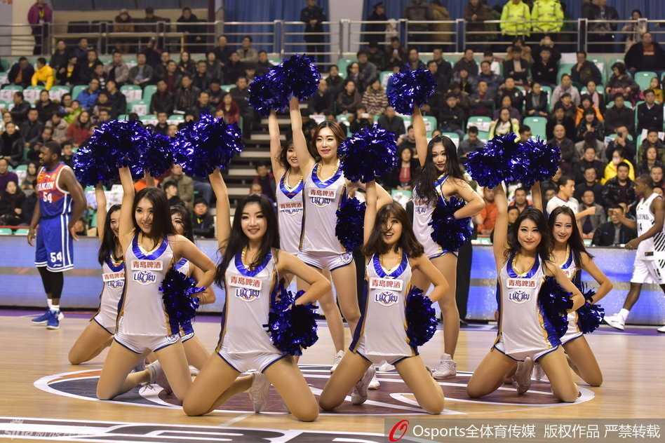 舞台上，一位篮球宝贝眼神专注，随着动感的节拍尽情舞动，飞扬的发丝和有力的动作，定格了青春最闪耀的瞬间。