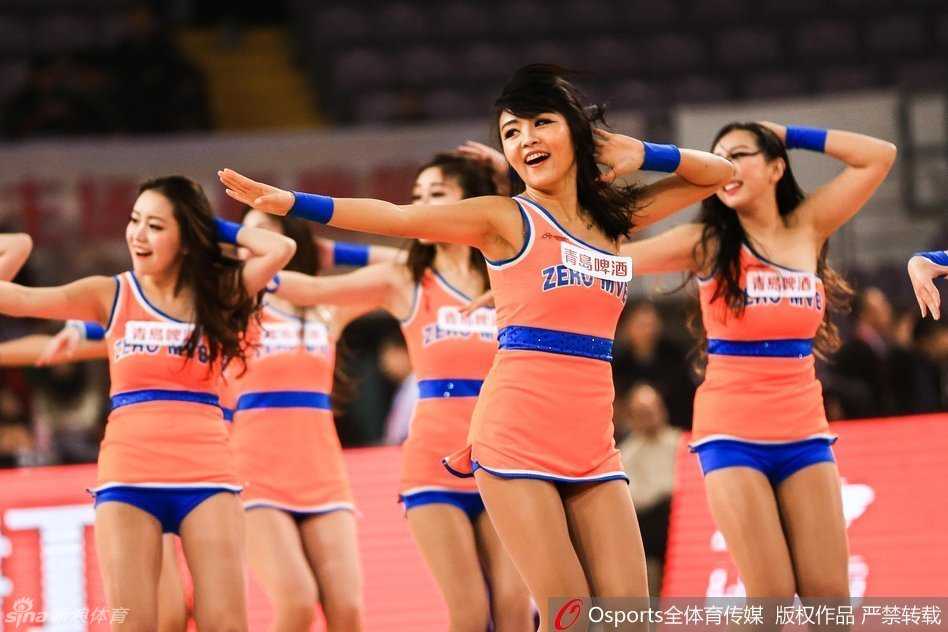 聚光灯下，一位篮球宝贝手持金色花球，高高跃起，这一刻她仿佛化身赛场上的精灵，用优美的身姿诠释着力与美的结合。