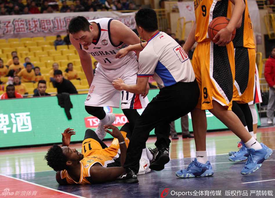 CBA经典冲突战:大唐怒顶富兰克林,三双王率山西力克佛山 唐正东情绪失控后怒目圆睁,手指着倒在地上的对手咆哮,裁判赶忙伸手阻拦,这一插曲成为上半场最火爆的瞬间。