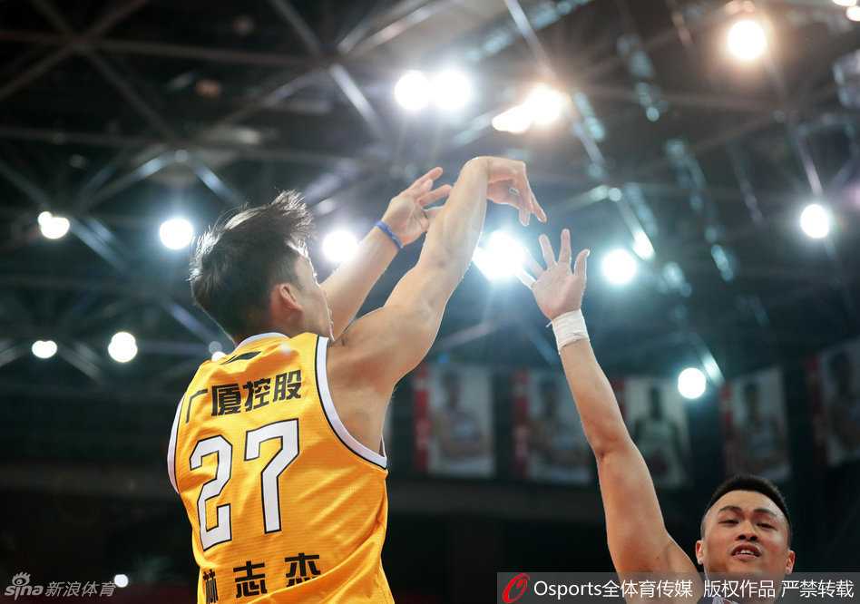 胡金秋在内线接球后轻盈起跳，用手指将球温柔地拨向篮板，完成了一次教科书般的柔和上篮。