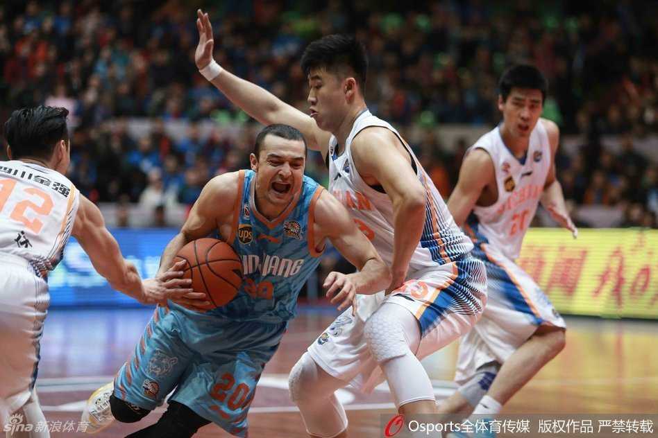 CBA经典战忆:疆川对决中的热血瞬间与本土荣光 新疆外援布莱切持球强行突破,面对防守人用身体顶开空间,眼神坚毅寻找上篮机会