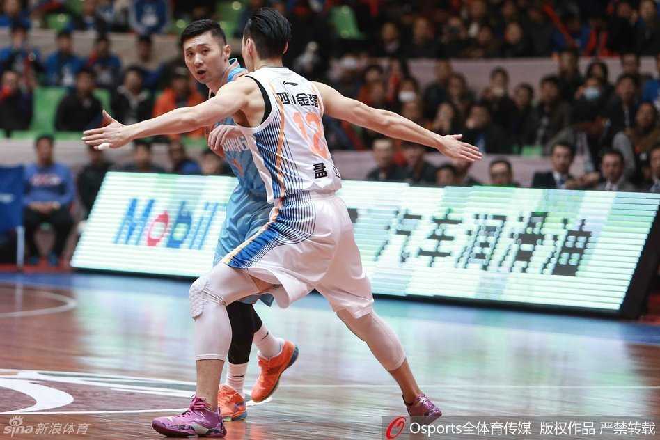 CBA经典战忆:疆川对决中的热血瞬间与本土荣光 四川悍将孟达飞身贴防,双臂高举干扰刘炜运球视线,眼神紧盯皮球寸步不让
