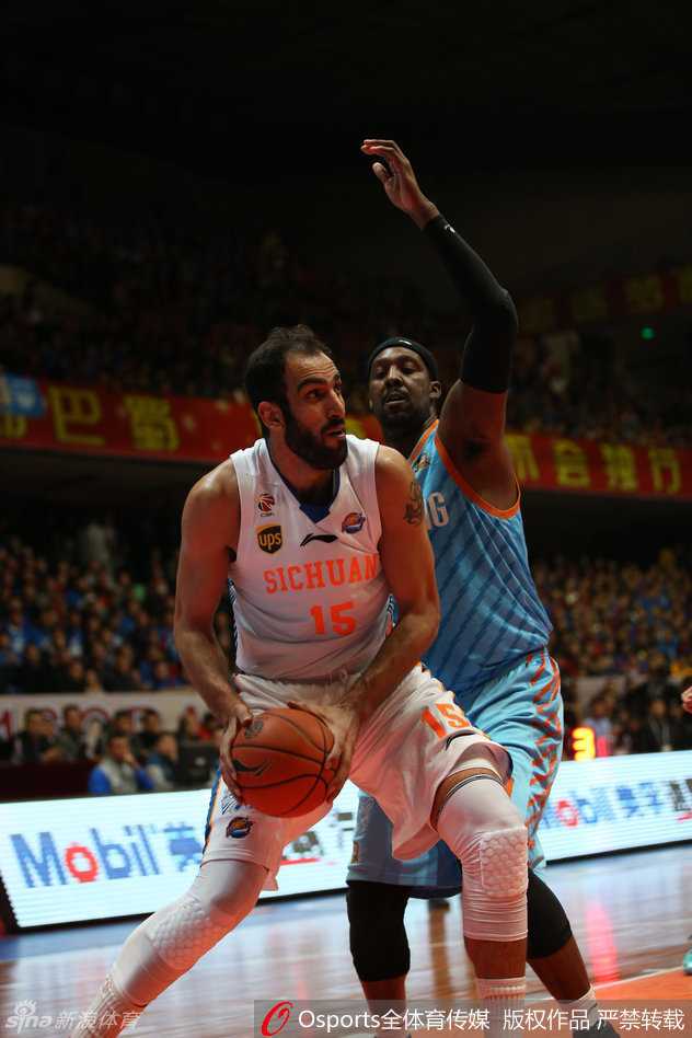 CBA经典战忆:疆川对决中的热血瞬间与本土荣光 孟达无球跑动后接球急停,在罚球线位置高高跃起,手腕柔和拨球完成潇洒中距离跳投