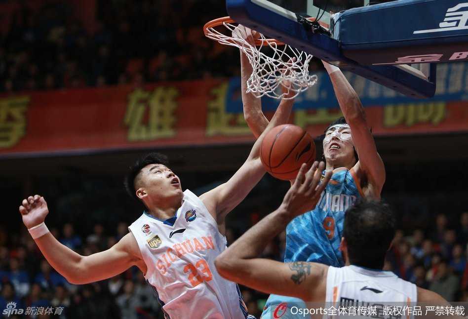 CBA经典战忆:疆川对决中的热血瞬间与本土荣光 哈达迪背身单打周琦,利用厚实的身板强行拱入禁区,准备施展标志性的转身勾手