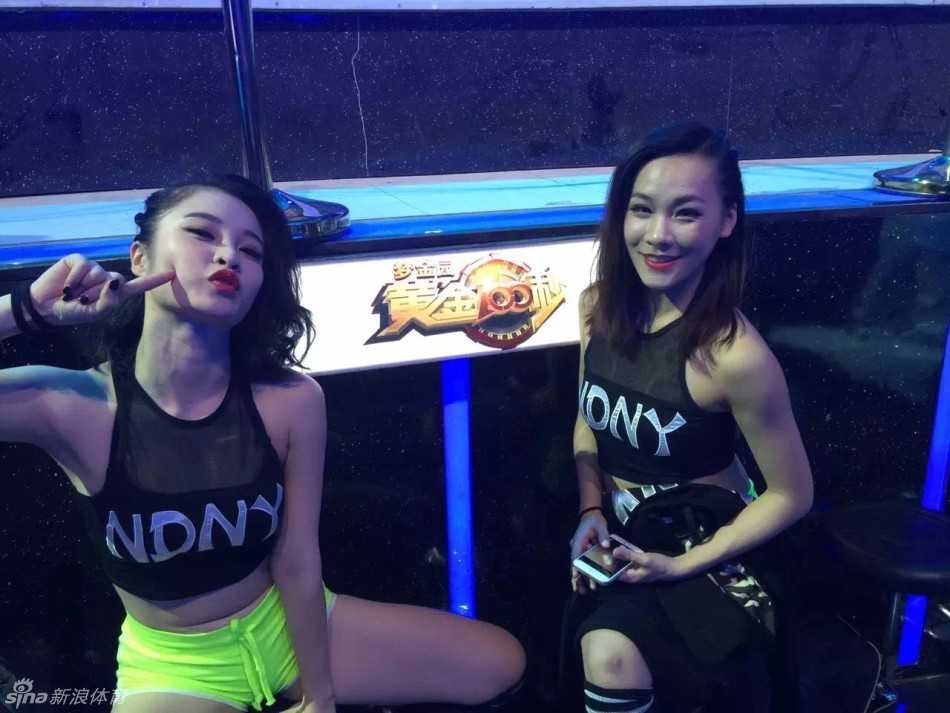 晓华面对镜头俏皮嘟嘴，别致的发型和精致的五官透着一股机灵劲儿，瞬间就能抓住观众的心