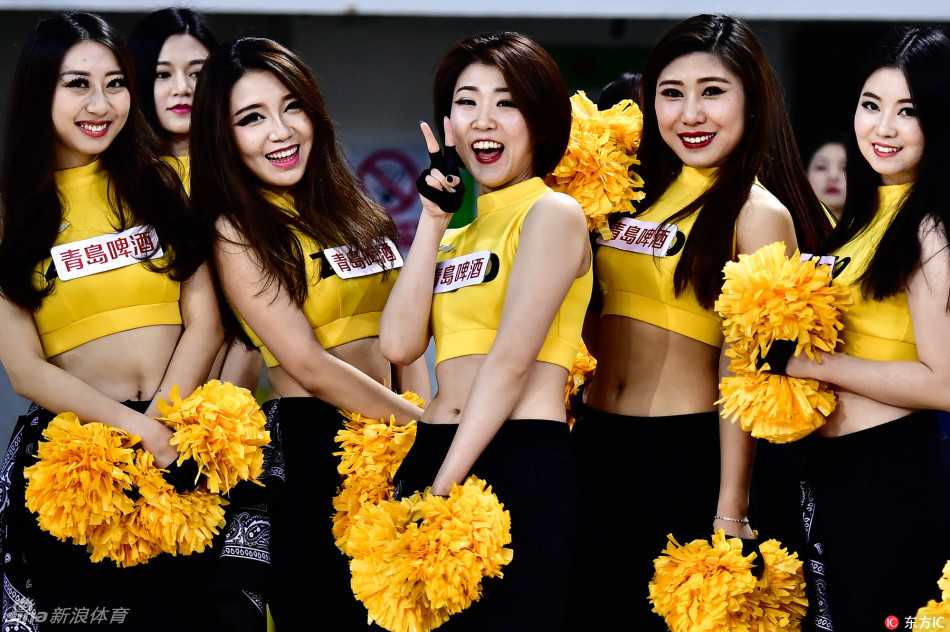 长腿展现无遗的热舞瞬间，宝贝们动作利落有力，热辣舞蹈伴随着动感节拍，将女性的柔韧与力量感完美结合，画面充满张力