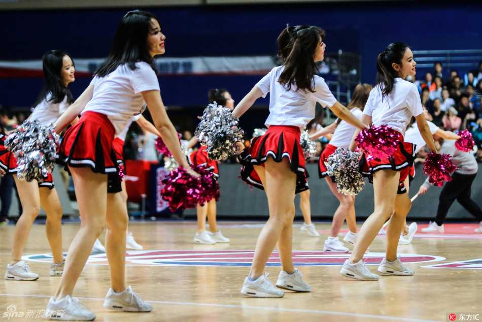 赛场中央，宝贝展现出俏皮宝贝的一面，灵动的眼神配合利落的舞蹈动作，身姿在灯光下格外艳丽，每一个回眸都充满青春感染力