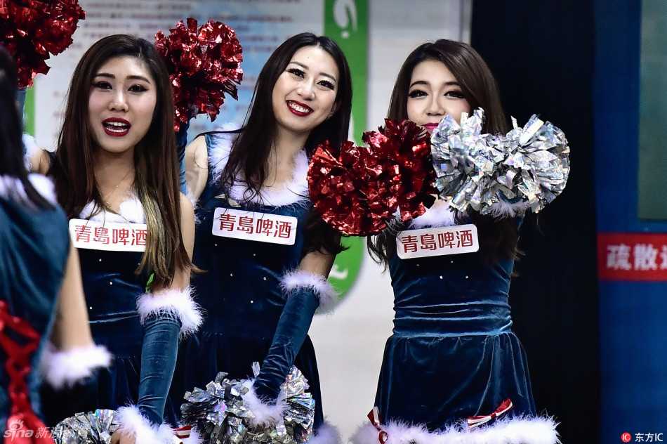 宝贝们集体亮相，修长身姿成为赛场焦点，热辣舞蹈配合动感情节，将整个夜晚的激情凝聚于此，展现出CBA啦啦队独有的青春魅力