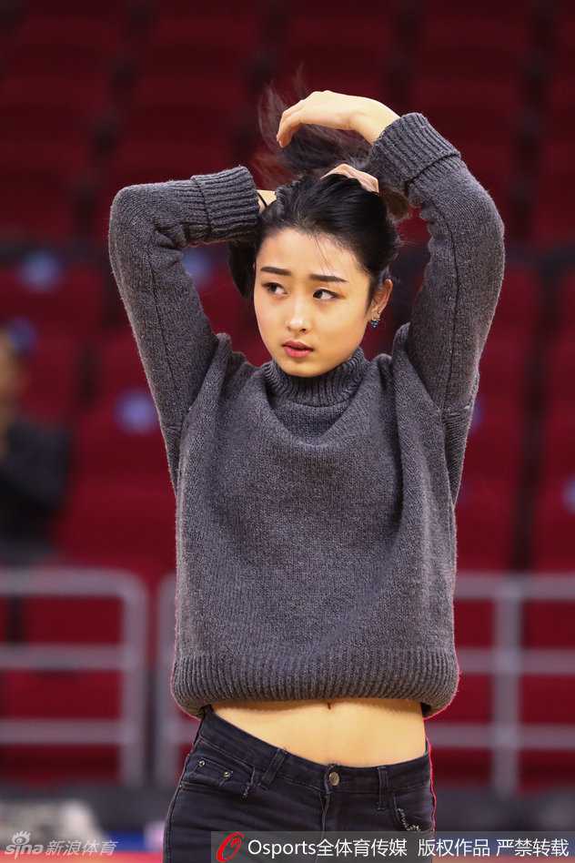 北京队的篮球宝贝在赛前热身时格外专注，她们排列整齐，每一个动作都力求完美，为即将到来的激烈对抗做足准备。