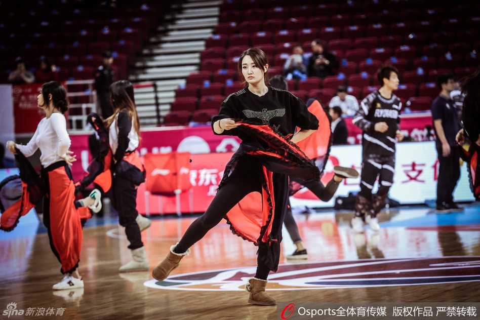 随着比赛的深入，广东队的宝贝在暂停间隙突然俯身摆出一个高难度pose，瞬间成为全场瞩目的焦点，引发了看台上的一阵欢呼。