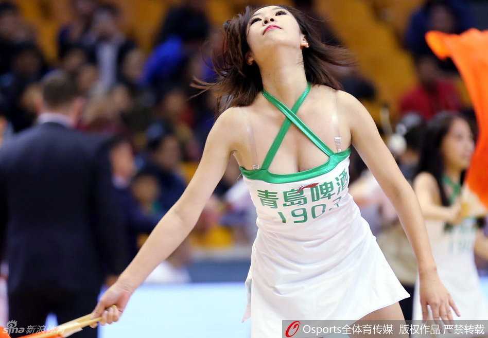 篮球宝贝手拿银色花球，随着音乐节奏奋力跃起，马尾辫与流苏在空中划出优美弧线，充满动感与活力。