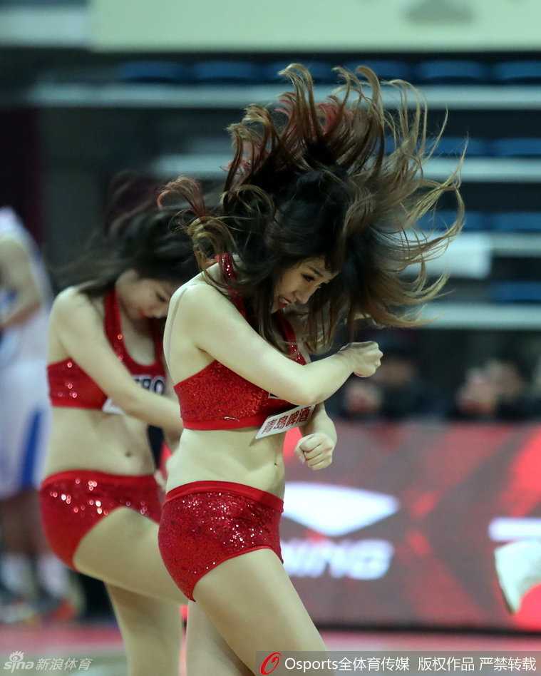 即使是一个简单的侧身动作，也充满了韵律感，啦啦队员舒展的身形和专注的神情，展现出背后无数次排练所打磨出的专业功底。