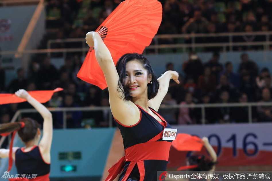 在灯光璀璨的球馆中央，啦啦队员们高举金色花球，用最饱满的热情为场上球员加油鼓劲，这一刻，她们与所有球迷心意相通，共同守护着对篮球的热爱。