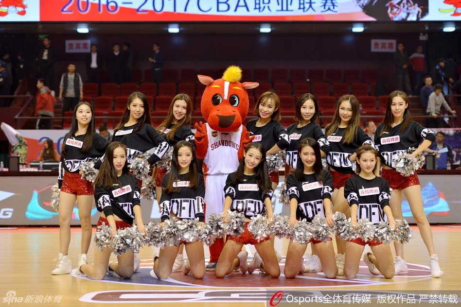 广东啦啦宝贝身着改良式粉色透视装亮相，动感的编舞配合时尚的服装，将啦啦队的表演提升到兼具运动与时尚美感的层次。