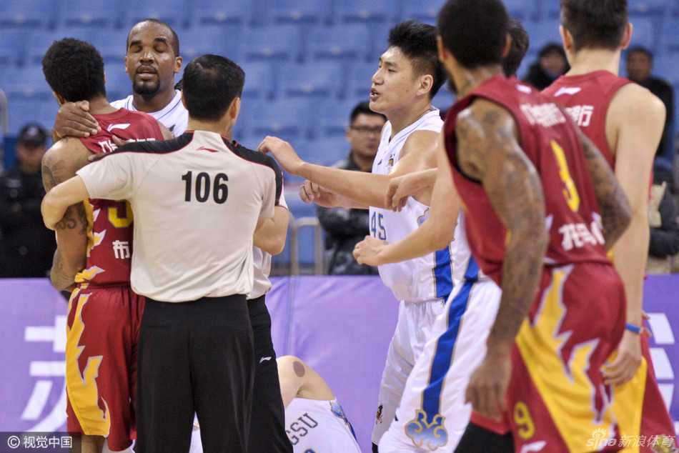 在激烈的卡位战中,吉林队外援布朗情绪失控,右手如铁钳般紧紧锁住江苏队陈磊的喉咙,陈磊面部表情痛苦,双方球员瞬间剑拔弩张,赛场气氛紧张到极点。