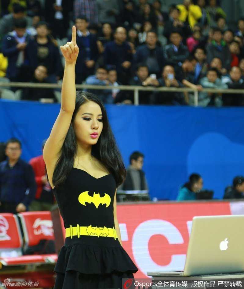 比赛进入暂停时间，美女DJ再次成为全场焦点，她卖力的表演赢得了看台上无数球迷的目光和喝彩，这，就是CBA的新魅力。
