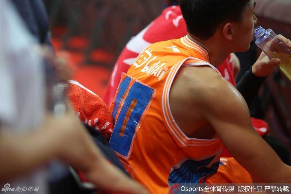 刘晓宇身穿用胶带临时改制的10号球衣登场，背后的名字和号码在灯光下反射出独特的光芒，他本人也忍俊不禁。