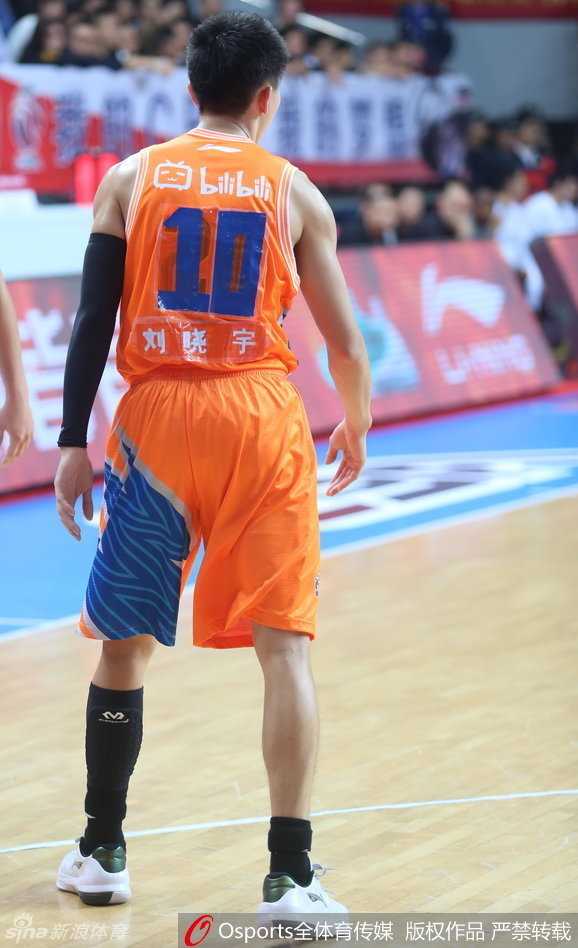 亚布塞莱在罚球线上沉稳出手，他眼神专注，准备用这一球为球队稳住阵脚，身后的福建主场球迷极力干扰。