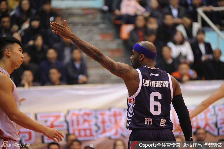 卡姆拉尼运球加速强突篮下，在空中与防守球员发生身体对抗后，试图利用节奏变化躲开封盖完成上篮，展现了出色的核心力量。