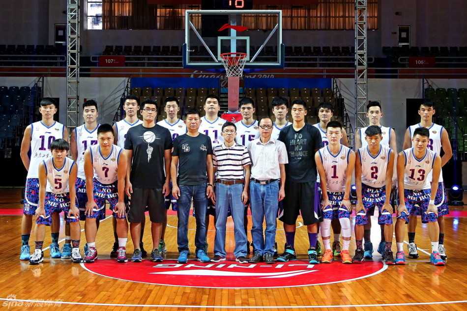 面对双人包夹，罗杰强行突破上篮，在空中与防守人发生身体接触后依然稳稳将球放入篮筐