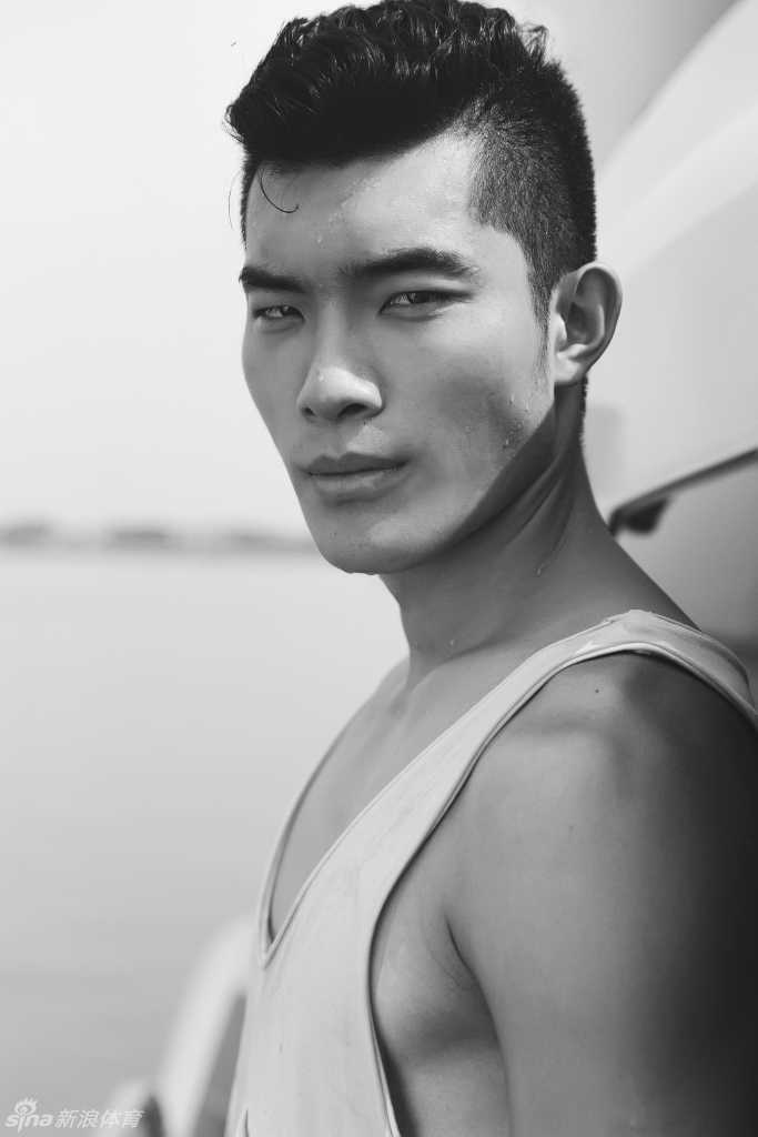 华侨大学的张翰奇高高跃起，试图封盖对手的投篮，出色的弹跳和臂展让他在篮下织起一张密不透风的大网