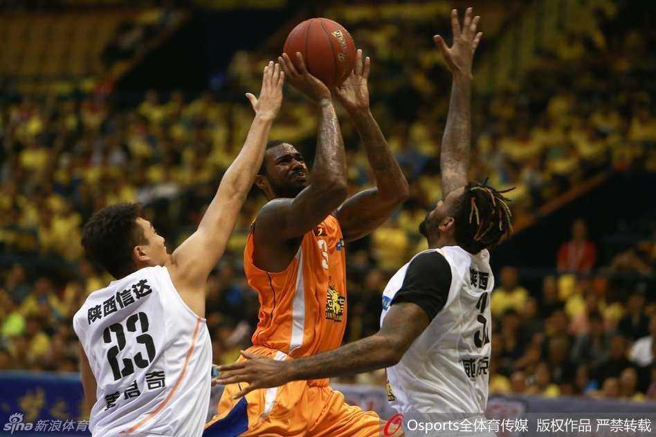 客队外援如猎豹般快速突破防线，以雷霆万钧之势冲击篮筐，展现惊人爆发力