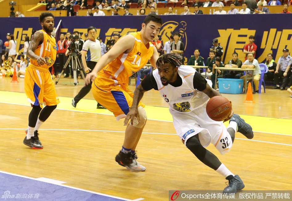 热情的观众组成色彩斑斓的助威方阵，欢呼声与挥舞的手臂汇成震撼人心的力量海洋