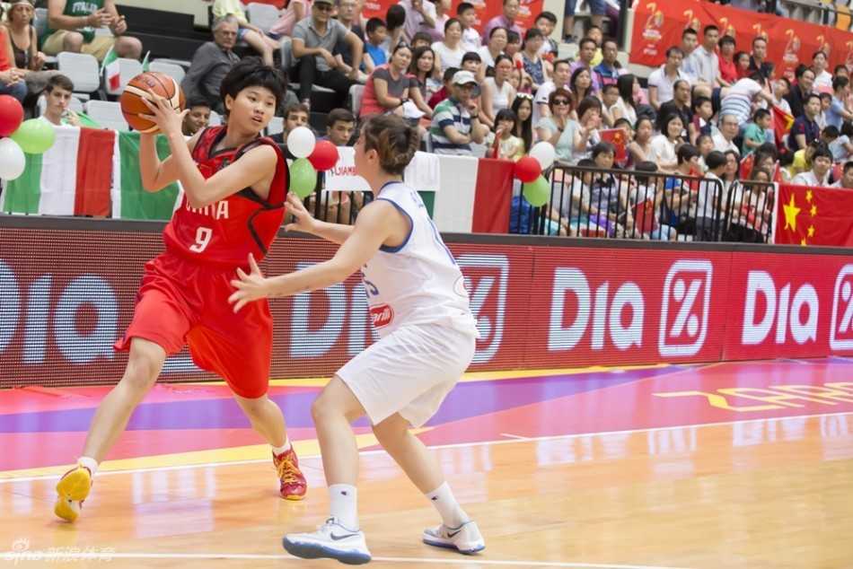 底角位置，中国队员与意大利防守者形成一对一单打之势，全场目光聚焦于此决定胜负的瞬间