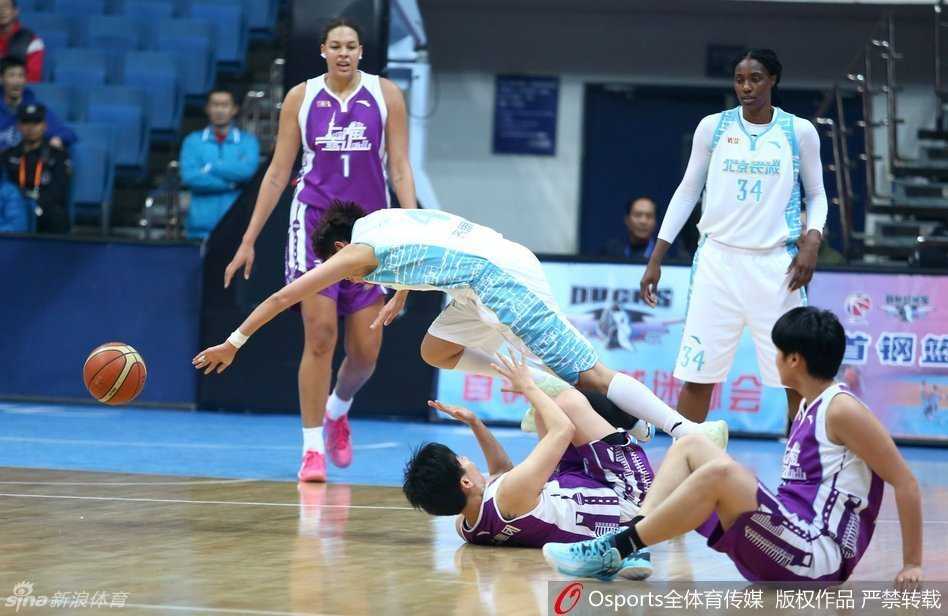 看台上热情的黑龙江球迷挥舞旗帜，为支持的球队呐喊助威，声势浩大