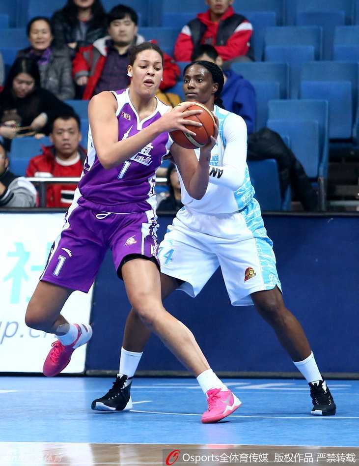 邵婷面对上海队的严密防守，毫不畏惧，侧向突入内线上演高难度上篮