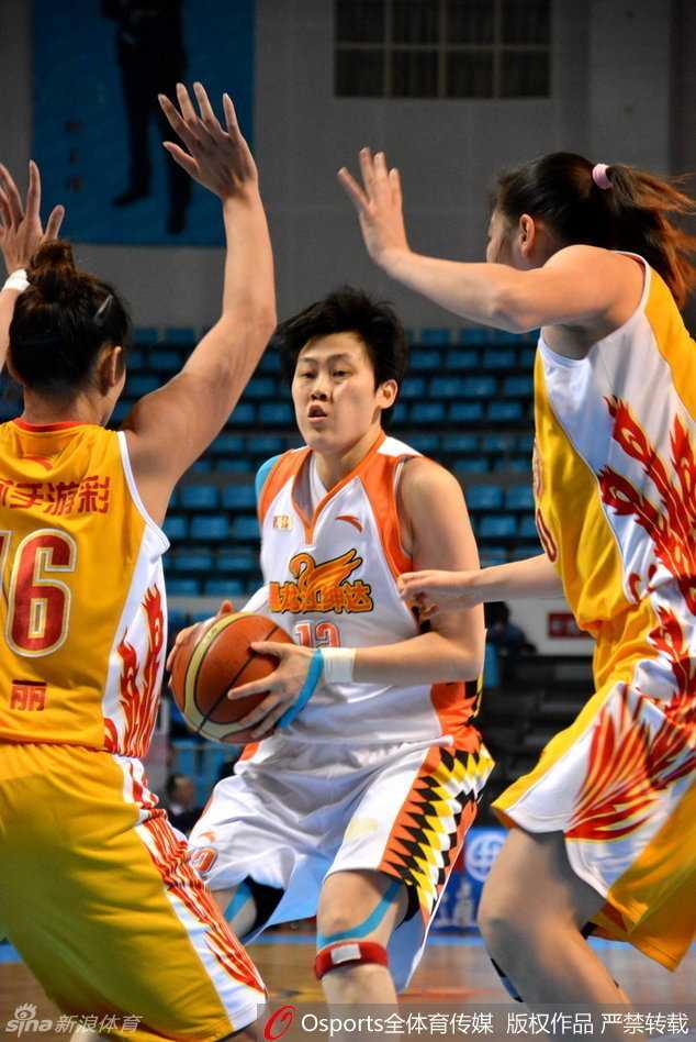 上海队员在夹缝中送出精妙传球后，脸上露出自信从容的微笑