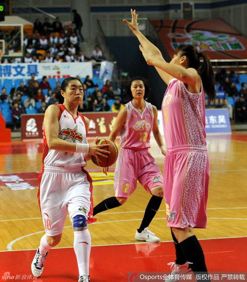 上海队外援坎贝奇在广东队两人包夹缝隙中依然稳健出手，轻松将球送入篮筐。