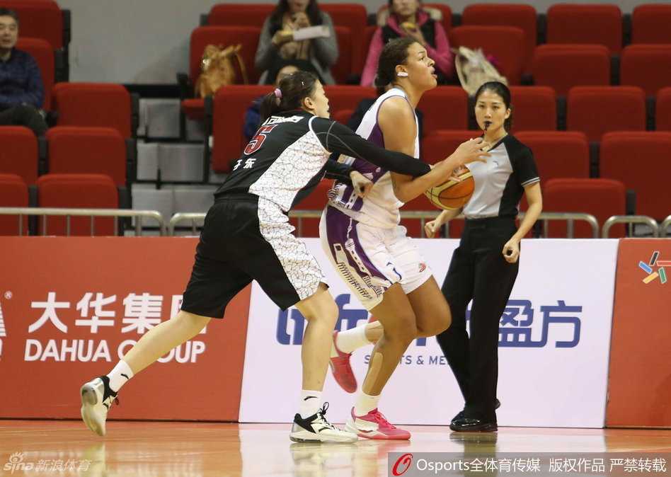 上海队场上五名队员紧紧围在一起，主教练正通过手势进行教练安排战术，队友之间交流热烈。