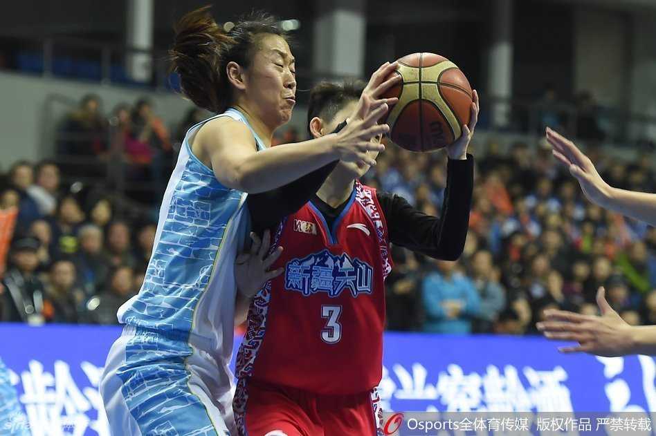 高颂果断跳投，皮球划过一道完美弧线直奔篮筐