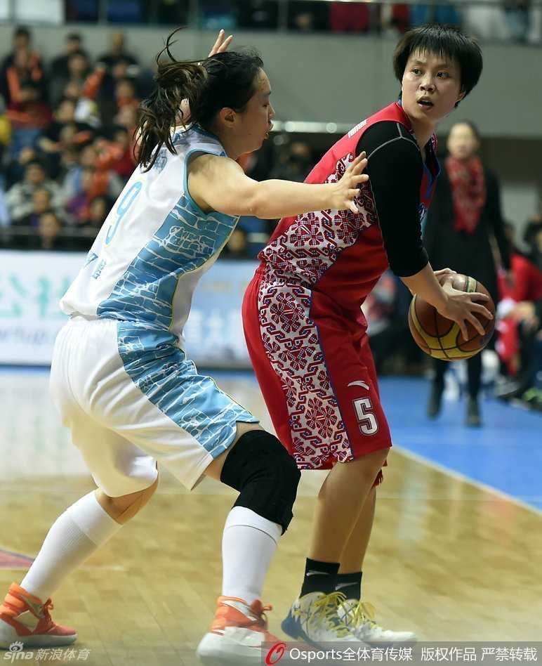 查尔斯与北京队内线篮下激烈卡位，肌肉碰撞火花四溅