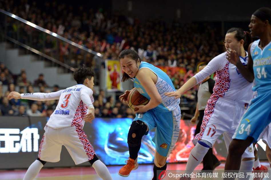 新疆队当家后卫彭诗晴快速运球推进，她灵巧的身姿在长人如林的防线中穿梭，上演小个子的大能量。