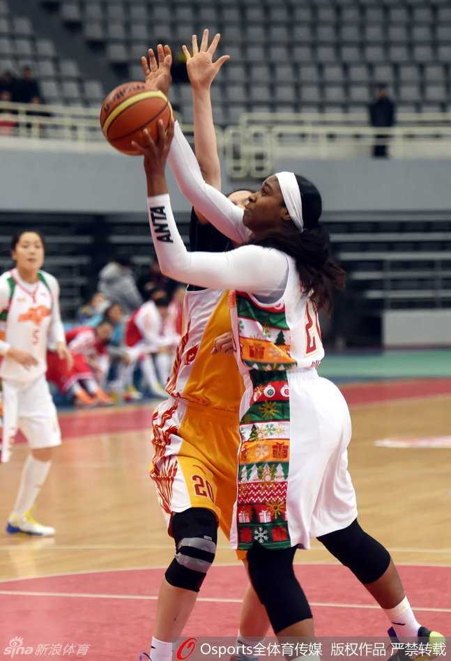 露雯奋力跃起试图封盖，手臂完全伸展如同一张巨网，虽然指尖几乎触到皮球，却依然难阻对手出手瞬间。